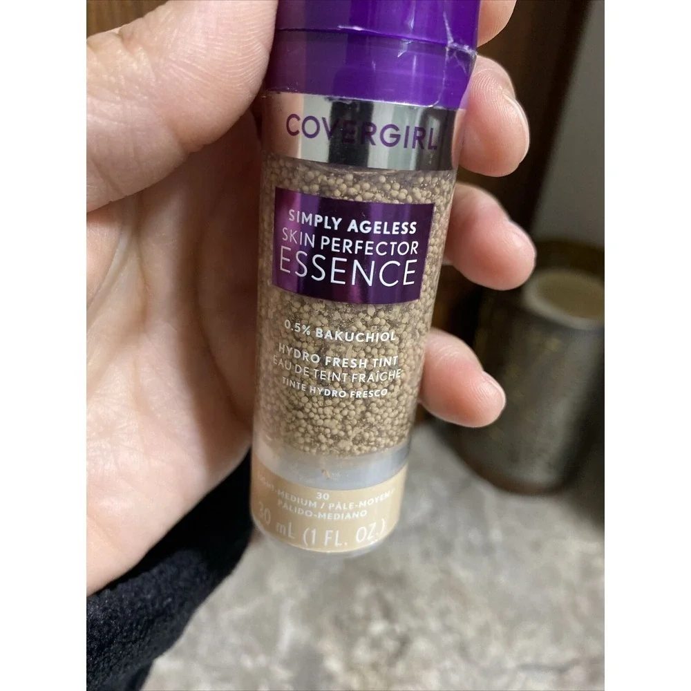 CoverGirl Simply Ageless Skin Perfector Essence Foundation: 30 LIGHT-MEDIUM 30ml
